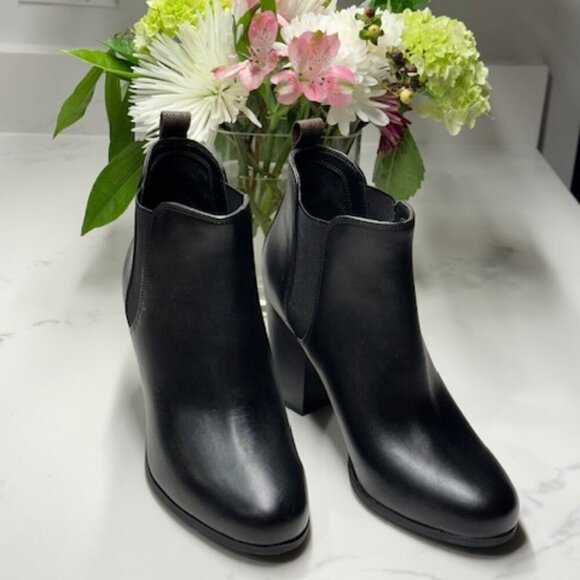 New Michael Kors Women's Black Evaline Heeled Ankle Bootie Size 9.0 NWOT - Picture 2 of 9
